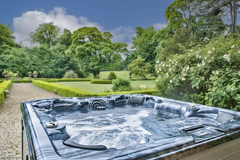 Property building, Hot Tub