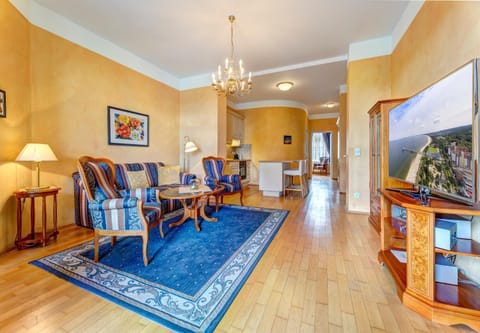 TV and multimedia, Living room, Seating area, Evening entertainment