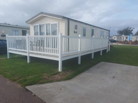 Property building, Patio, Parking