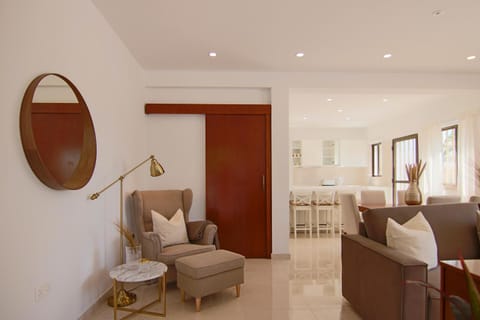 TV and multimedia, Living room, Lounge or bar, Seating area