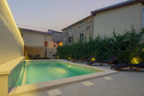 Property building, Seating area, Swimming pool, Swimming pool, sunbed