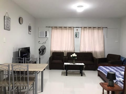 TV and multimedia, Living room, Seating area, Dining area, air conditioner