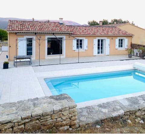 Patio, Swimming pool, sunbed