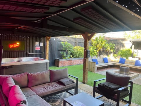 Luxury Woodlands Lodge With Hottub Courtyard Nature lodge in Burgh le Marsh