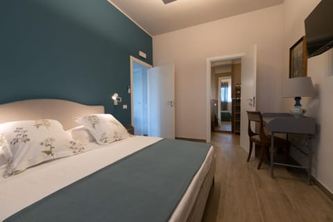 Bed, TV and multimedia, Bedroom, hair dresser