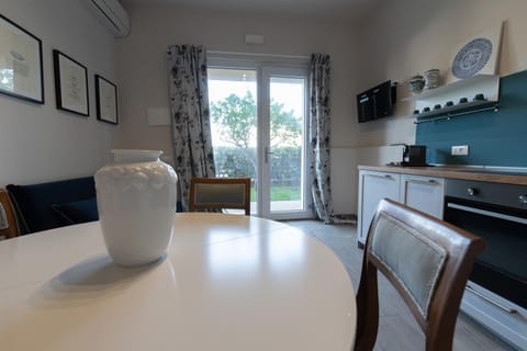 TV and multimedia, Kitchen or kitchenette, Living room, Seating area, Dining area