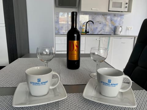Kitchen or kitchenette, Food and drinks, Dining area, Drinks