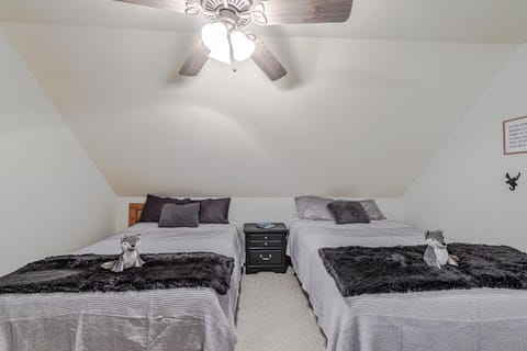 Bear Pause Cabin 3 BR/3BA Amazing view of the Lake Cabin in Seven Devils