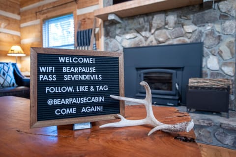 Bear Pause Cabin 3 BR/3BA Amazing view of the Lake Cabin in Seven Devils