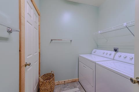 Bear Pause Cabin 3 BR/3BA Amazing view of the Lake Cabin in Seven Devils