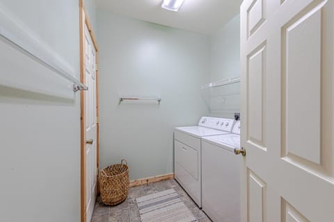 Bear Pause Cabin 3 BR/3BA Amazing view of the Lake Cabin in Seven Devils