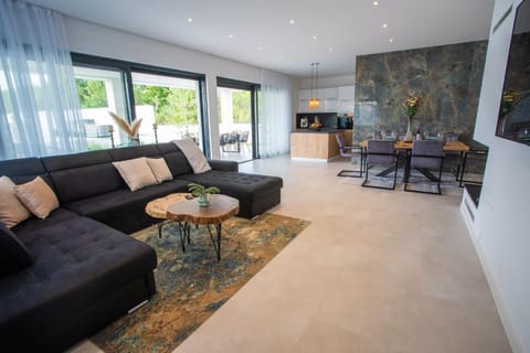 Communal lounge/ TV room, TV and multimedia, Living room, Seating area, Evening entertainment