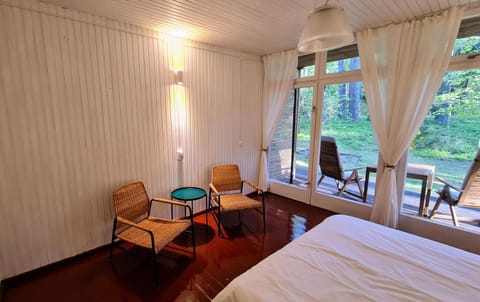 Photo of the whole room, Seating area