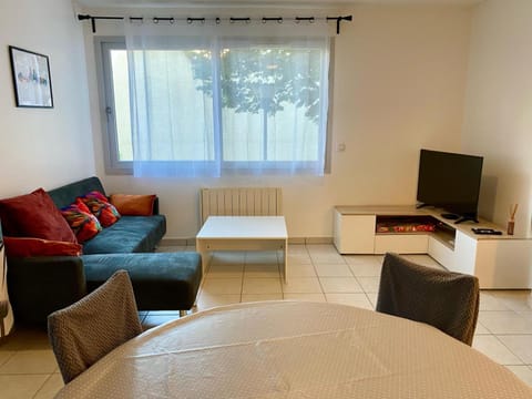 Communal lounge/ TV room, Living room, Seating area