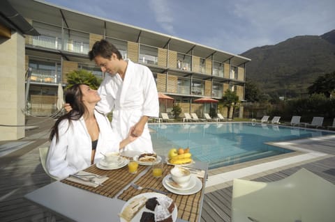 Facade/entrance, People, Swimming pool, Swimming pool, group of guests