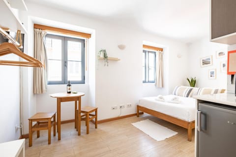 Bed, Dining area