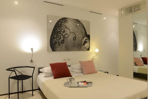 Bed, Photo of the whole room, Decorative detail, Bedroom