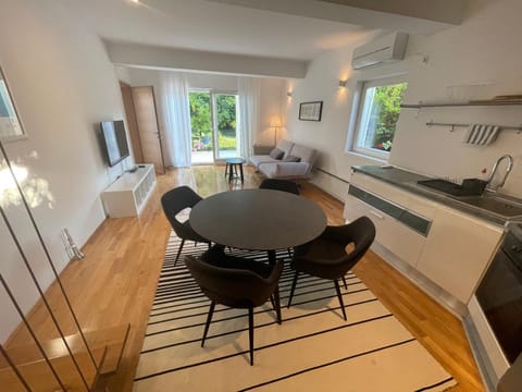 TV and multimedia, Kitchen or kitchenette, Living room, Seating area, Dining area, stove