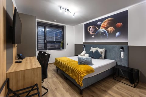 Bed, TV and multimedia, Seating area, Evening entertainment, Bedroom
