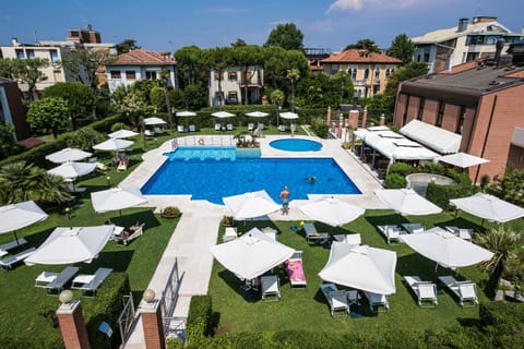 Staff, Facade/entrance, Spring, Bird's eye view, Summer, Garden, Decorative detail, Garden view, Pool view, Swimming pool, Family