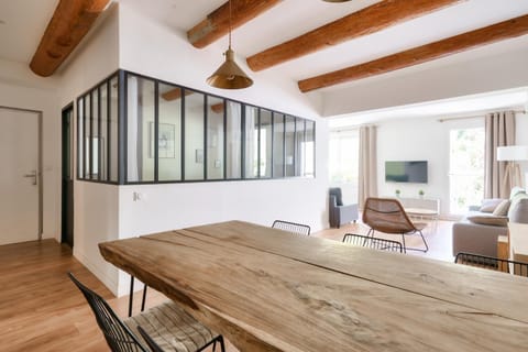 Communal lounge/ TV room, TV and multimedia, Living room, Seating area, Dining area