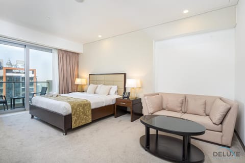 Property building, Bed, Balcony/Terrace, Living room, Bedroom, Swimming pool