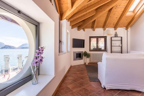 Communal lounge/ TV room, Natural landscape, TV and multimedia, Living room, Photo of the whole room, Seating area, Evening entertainment, Lake view, Mountain view