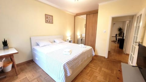 Bed, TV and multimedia, Photo of the whole room, Bedroom, towels, wardrobe