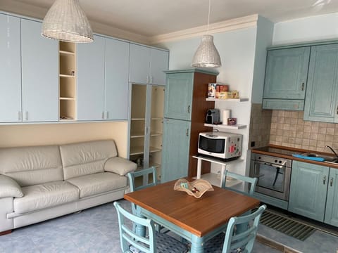 Kitchen or kitchenette, Seating area
