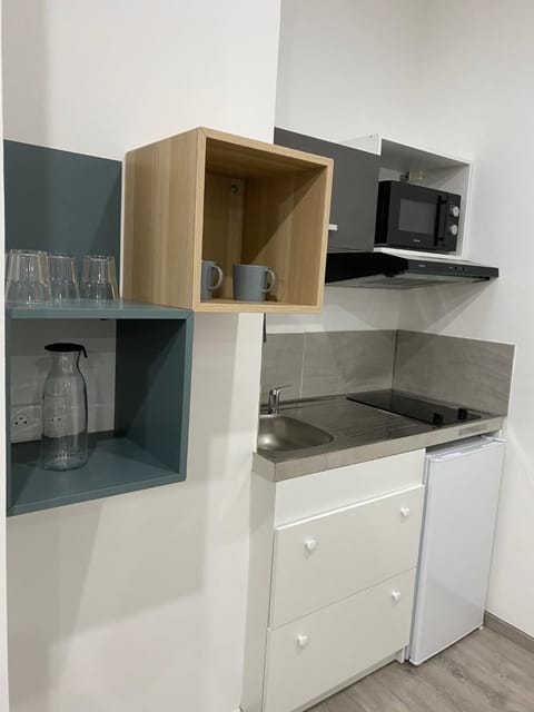 Kitchen or kitchenette, minibar, stove