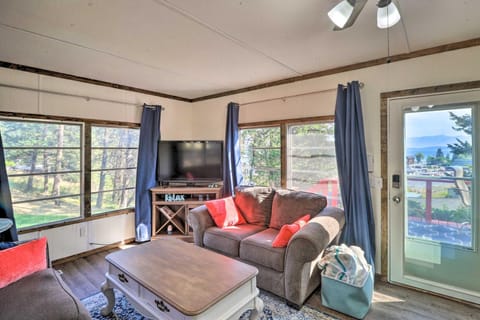 Cozy Lakeside Home with Lake and Mountain Views! House in Lakeside