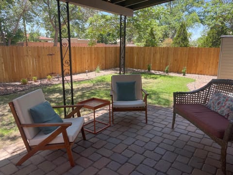 Vintage charm vacation home with modern comforts near Old Town House in Albuquerque