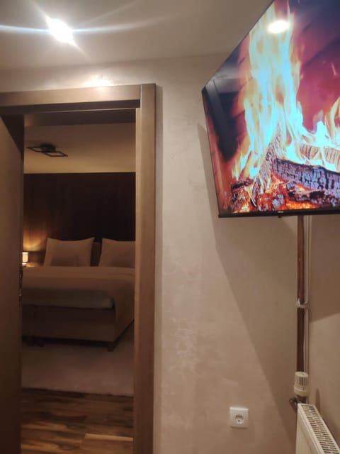 Bed, TV and multimedia, Photo of the whole room