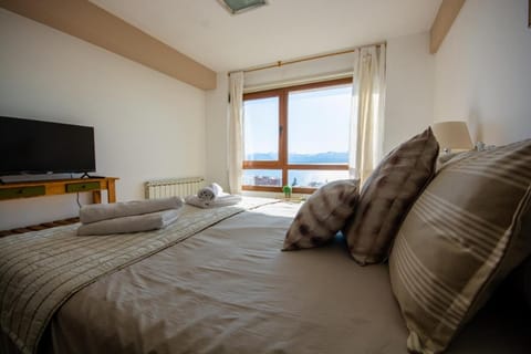 Bed, Natural landscape, TV and multimedia, Photo of the whole room, Bedroom, towels