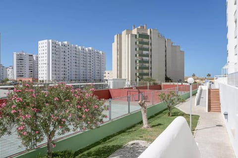 Tennis court, Street view