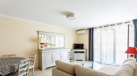 Communal lounge/ TV room, TV and multimedia, Living room, Dining area