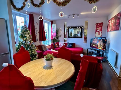 Communal lounge/ TV room, TV and multimedia, Living room, Seating area, Dining area, Evening entertainment