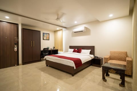 Bed, TV and multimedia, Photo of the whole room, Seating area, Bedroom, wardrobe, air conditioner