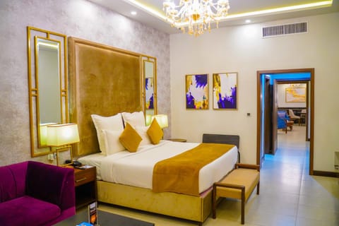 Bed, Living room, Photo of the whole room, Seating area, Bedroom, air conditioner