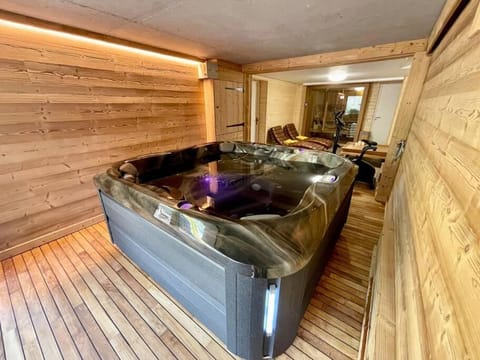 Hot Tub, Sauna
