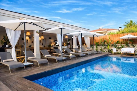 Dining area, Swimming pool, sunbed