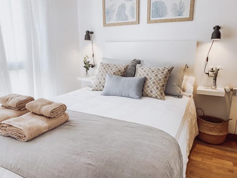 Bed, Bedroom, towels