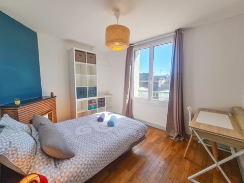 Photo of the whole room, Seating area