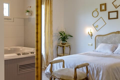 Bed, Spa and wellness centre/facilities, Bedroom