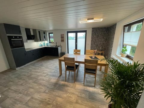 Kitchen or kitchenette, Dining area, pet friendly, stove