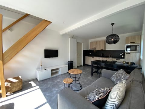 Restaurant/places to eat, Kitchen or kitchenette, Living room