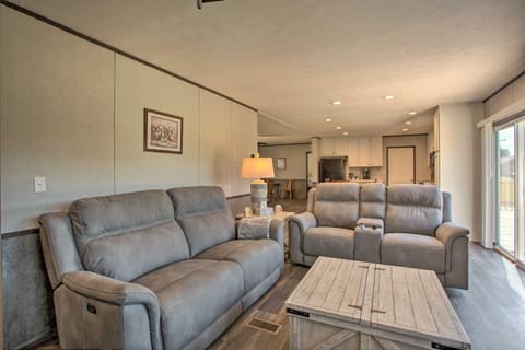 Family-Friendly Madill Home Peaceful Setting House in Lake Texoma