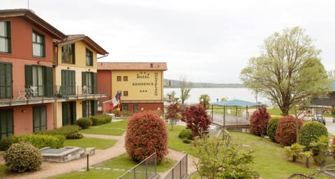 Property building, Natural landscape, Garden, Garden view, Lake view