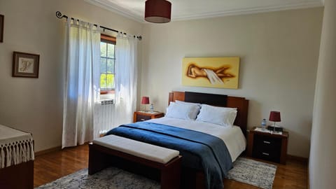 Photo of the whole room, Garden view