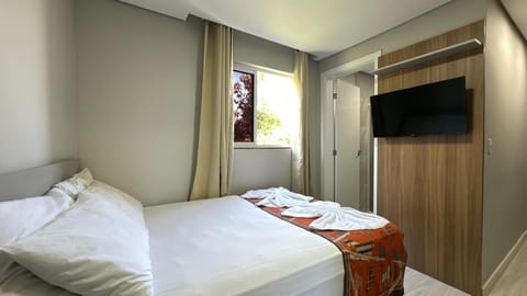 Bed, TV and multimedia, Photo of the whole room